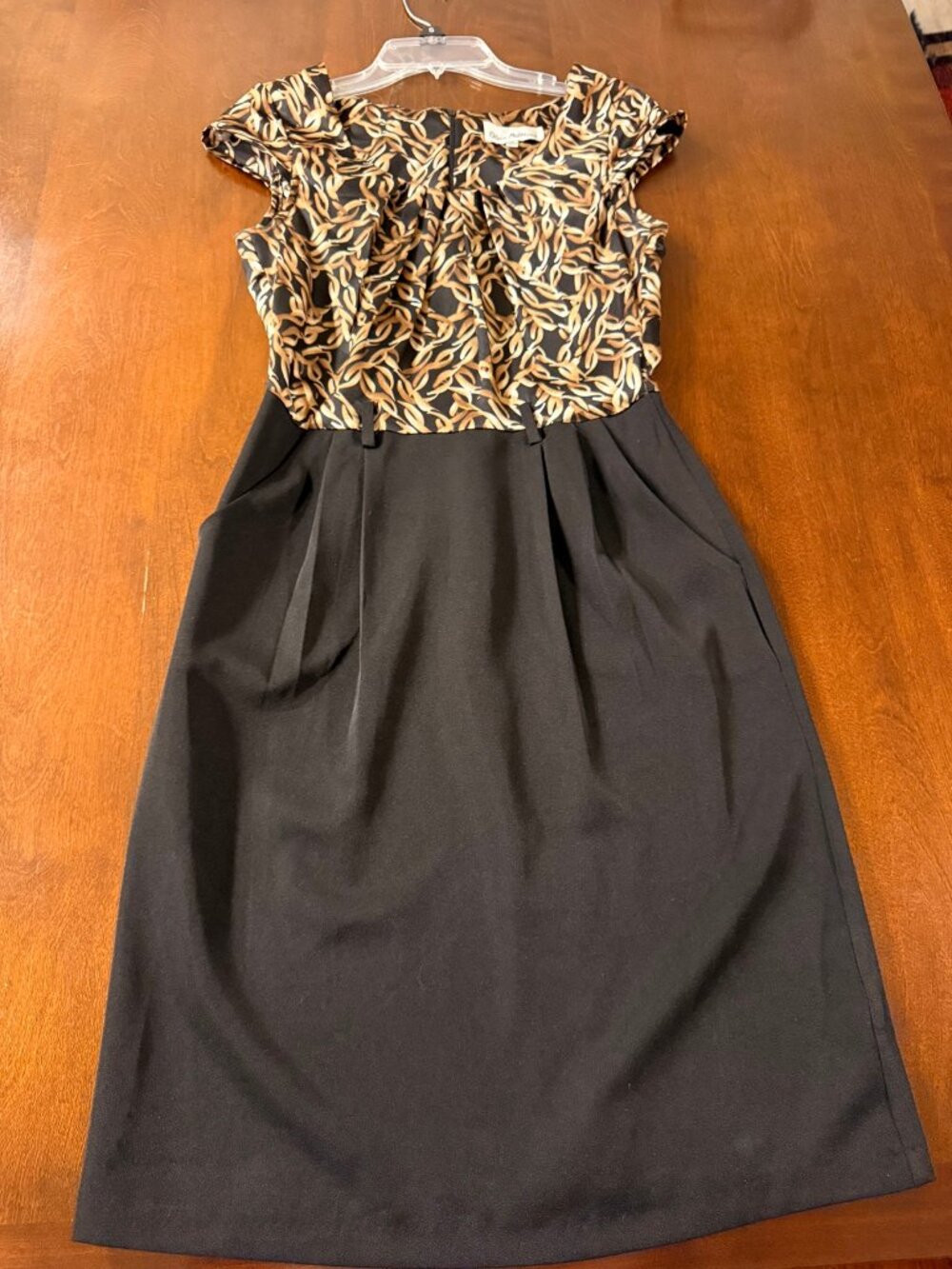 Olivia Matthews dress 6 gold chain print black skirt